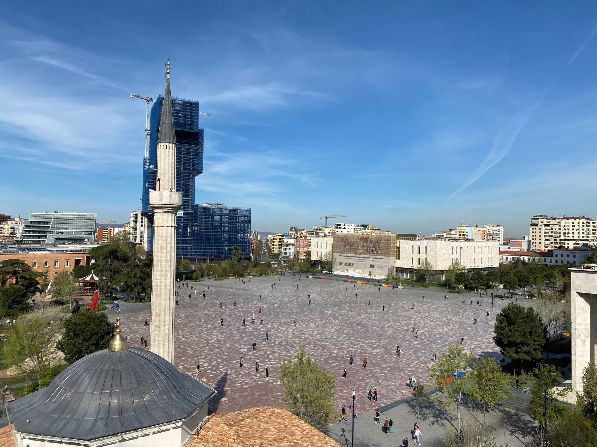 Widok z wiezy zegarowej na plac Skanderbega 1.jpg