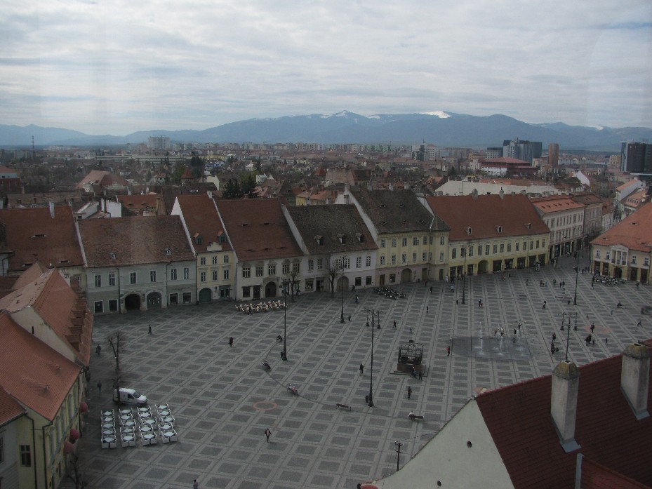 Widok z wieży ratuszowej na Piața Mare i fontannę.jpg