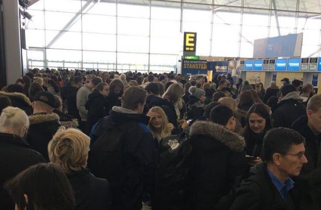 Pasażerowie na lotnisku