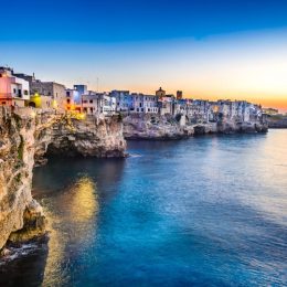 Zobacz widoki jak z pocztówki 🇮🇹 Loty do Bari od 160 PLN 😍✨