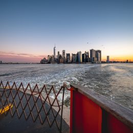 Za ocean bez stresu 🌊✈️ NYC prosto z Berlina już od 1458 PLN 🌤️😎 Także w wakacje