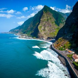 Zimowa ucieczka na Maderę 🌴🌊 Loty i hotel z widokiem na ocean za 1559 PLN