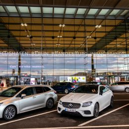 Masz tani bilet na lot z Berlina? Super, ale pamiętaj o dodatkowych kosztach - opłaty mogą być bardzo wysokie!