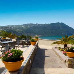 Włoska wyspa Ischia 🌴🏖️ Tydzień w 4* hotelu z termalnymi basenami i widokiem na zatokę za 2779 PLN 🍹✨
