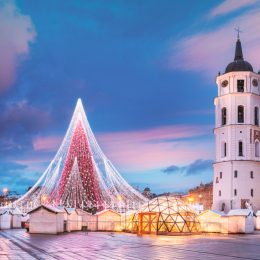 Jarmark świąteczny w stolicy Litwy 🎄 Loty do Wilna i 4* hotel za 619 PLN ❄️