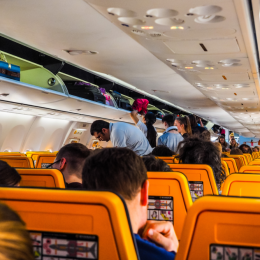 84 tys. zł mandatu i 4 lata zakazu lotów! Pierwszy kraj UE wprowadza tak surowe kary dla awanturujących się pasażerów