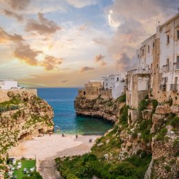 Zobacz jeden z najpiękniejszych regionów Włoch 🇮🇹 😍 Loty do Bari i noclegi w Polignano a Mare za 499 PLN 📸
