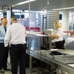 Kiedy Lotnisko Chopina zniesie limit płynów? Znamy termin pożegnania 100-ml buteleczek, ale pojawiły się komplikacje