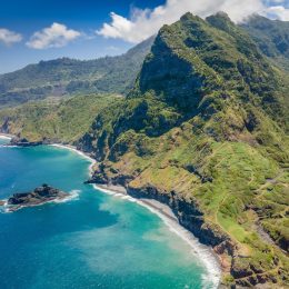 Madera w najlepszym wydaniu 🌿🌊 Loty + 4⭐ hotel z panoramą gór za 1369 PLN 🤩