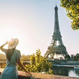 Od Gaudiego po Wieżę Eiffla 🌆 ✨ Loty do kilku europejskich miast w terminach z weekendem od 143 PLN 😎☕