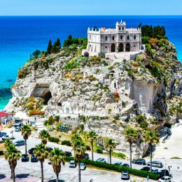 Lato na końcu Italii za 979 PLN 💚🤍❤️ Loty do Kalabrii + 4* hotel ze śniadaniami i prywatną plażą 🌊🏖️