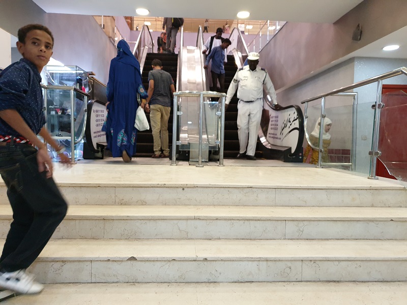 D10_19 Chartum - Afra Mall - schody do schodów fot. @novart.jpg