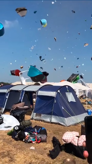 latające namioty.jpg