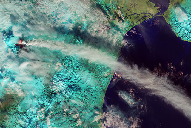 5-klyuchevskaya_nasa-earth-observatory-images-by-robert-simmon