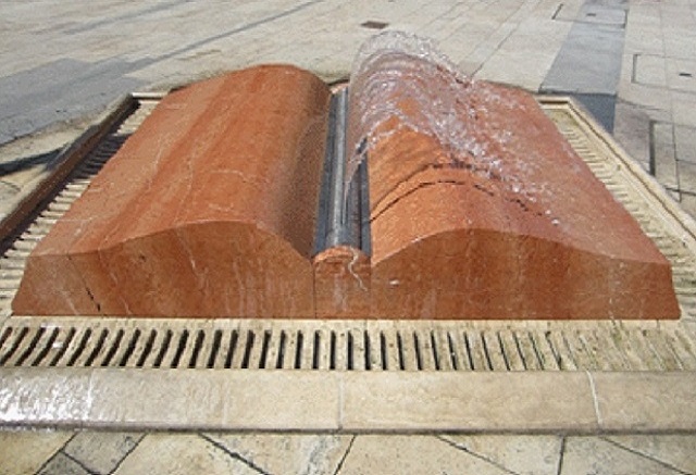 8-mmarcuss_book-fountain-budapest