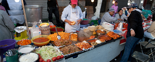 Będzie tanio i smacznie! Zobaczcie 14 najciekawszych i czasem nieco dziwnych potraw z ulicy