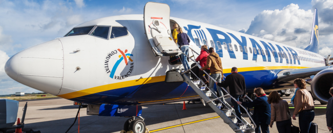 Wstyd! Pijany Polak wyprowadzony z samolotu Ryanair. Palił papierosy na pokładzie