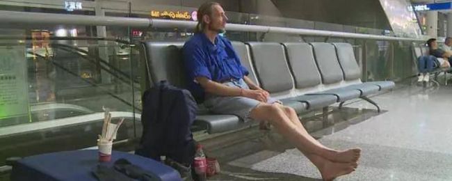 Ten facet 10 dni koczował na lotnisku. Czekał na swoją miłość, która… nigdy się nie pojawiła