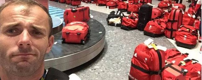 Chaos na lotnisku. Wszyscy olimpijczycy mieli takie same torby. „Moja jest ta czerwona!”