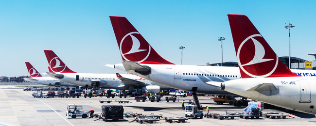 Terroryzm spycha najlepszą linię lotniczą świata do hangaru, a pracowników na bezpłatne urlopy