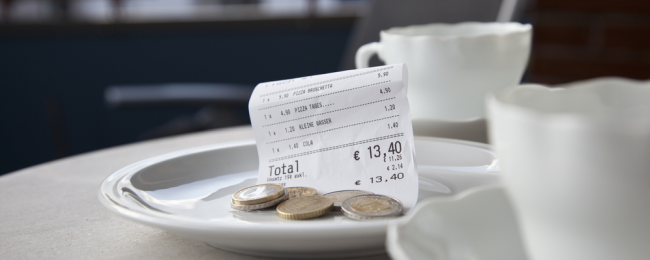 „Polacy to chamy, rzadko dają”. Napiwki w podróży. Dawać czy nie dawać?