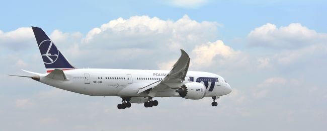 W LOT jak u Barei. Członek zarządu zapowiada trasę z Rzeszowa do USA. Chwilę potem LOT dementuje