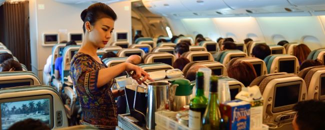 Koniec darmowych przekąsek i alkoholu? Linie lotnicze rezygnują z „gratisów” na długich trasach