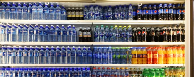 Czy to koniec horrendalnych cen za butelkę wody? UOKiK bierze się za polskie lotniska