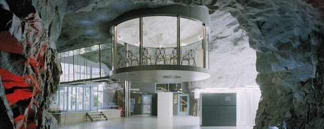 Najbardziej „demoniczne” budynki świata. To tu Lex Luthor z Jokerem i Doktorem No knują plan podbicia świata