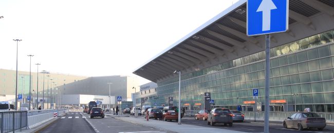 Będą zmiany w funkcjonowaniu strefy Kiss&Fly na Chopinie? Ponad 2 tys. kierowców załapało się na bardzo drogi wjazd