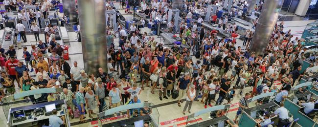 Koniec z długimi kolejkami na lotnisku! W Amsterdamie testują system, który skróci męki i stresy pasażerów