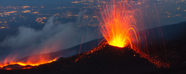 8 miesięcy przerwy… i znów się zaczęło. Etna straszy na Sycylii
