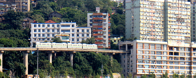 Niezły odjazd. Pociąg, którego trasa wiedzie przez środek budynku mieszkalnego