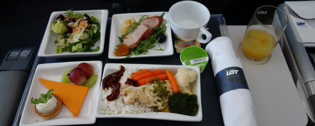 „Jak w najlepszej restauracji” czy „zabierzcie stąd to g…!” Jedzenie w samolotach