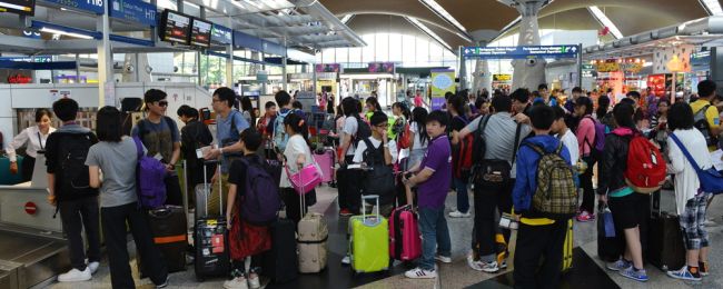 Jak sprawić, by ludzie szybko zajmowali miejsca w samolocie? Linie lotnicze próbują absurdalnych sposobów, a najskuteczniejsza metoda jest prosta