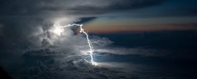 Pozazdrościć! Niewiarygodne piękno natury, widziane z kokpitu okiem „pilota burz”