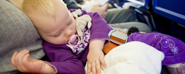 Podróżujesz samolotem z dziećmi? Oto patenty, które pomogą ją znieść jak najlepiej