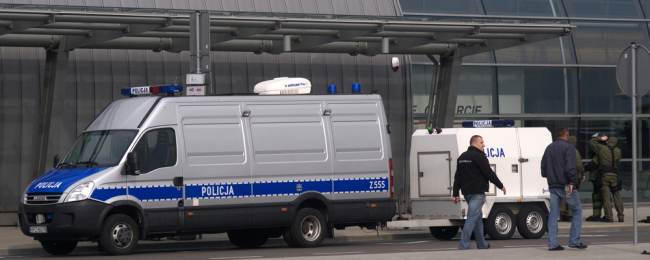 Przestroga i nauczka? 116 000 PLN i więzienie. Surowy wyrok za alarm bombowy w Modlinie