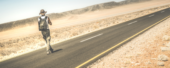 Najdziwniejsze podróże? Na sofie, z lodówką, 80-letnim autem…