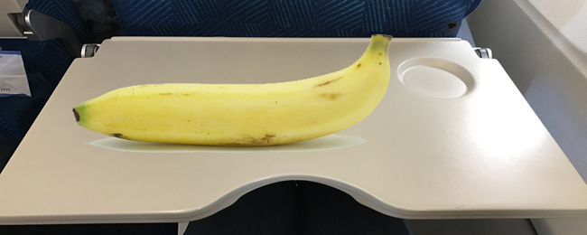 A to ci niespodzianka. Bezglutenowy posiłek w samolocie? Banan z naklejką i sztućce