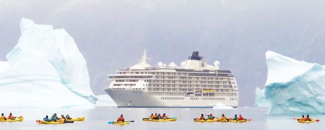 To nie jest zwykły statek, a jedyne „pływające miasto” na świecie. Jego mieszkańcy podróżują w takie miejsca, że zzieleniejesz z zazdrości