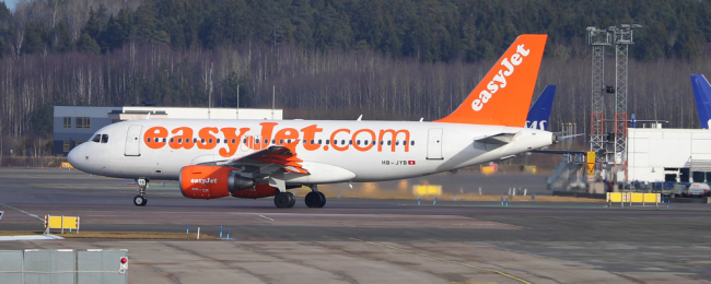 Pasażerowie easyJet stanęli przed nietypowym wyborem. Głosowali, czy lecieć z… uszkodzonym silnikiem