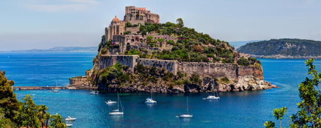 Wypocznij nad Morzem Tyrreńskim! Wyspa Ischia na tygodniowy pobyt za 677 PLN (przeloty + prom + hotel ze śniadaniami)