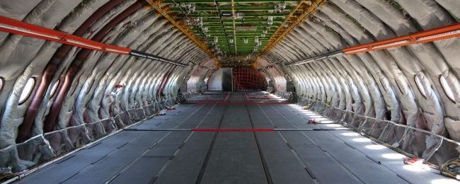 Czy wiesz, jak wyglądają „bebechy” samolotu? Obejrzeliśmy „gołego” A380 – ogromna przestrzeń i plątanina kabli