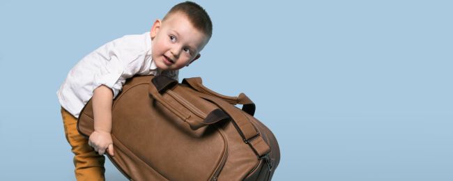 Ryanair oskarża… rodziców, że zmuszają małe dzieci do ciągnięcia walizek, by nie płacić za bagaż