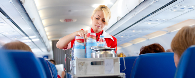 Kupujesz kawę lub kanapkę na pokładzie? Linie zarabiają na tobie miliardy. Sprawdź, kto zdziera kasę najlepiej (nie jest to Ryanair)