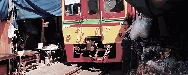 Najdziwniejszy bazar w Tajlandii? Słonie na dziko! Co zrobić, by… pogryzła cię małpa?