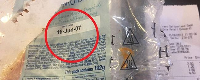 Pasażer easyJet dostał kanapkę przeterminowaną o 10 lat! Patrzycie na etykiety? Chyba czas zacząć