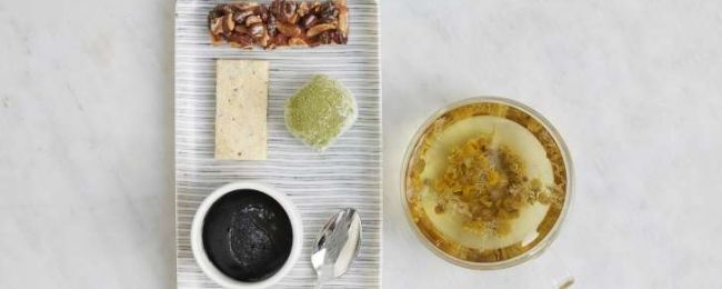 Naukowiec z Oksfordu opracował idealne menu, które pokona jet lag, nerwy i stres w samolocie