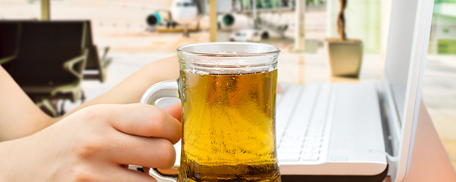 Ryanair i inni chcą zakazów i limitów sprzedaży alkoholu na lotniskach. Bo Brytyjczycy znów szaleją